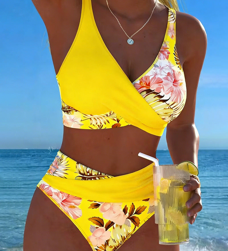 Bikini met contrasterend bloemenmotief en split