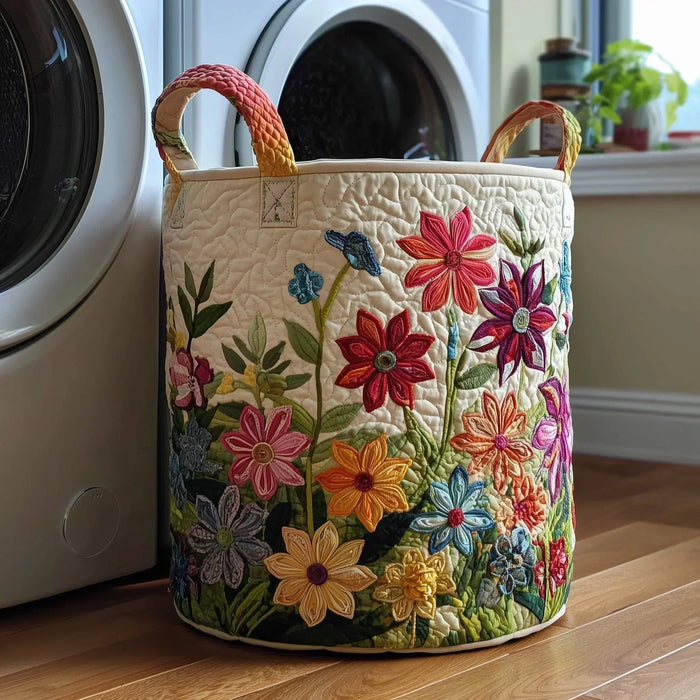 Geplooide mand met veld vol kleuren bloemen