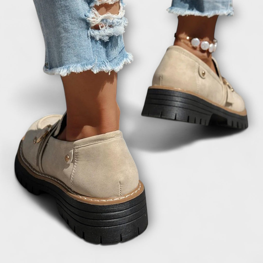 Lora™ | Casual Instappers met Ronde Neus