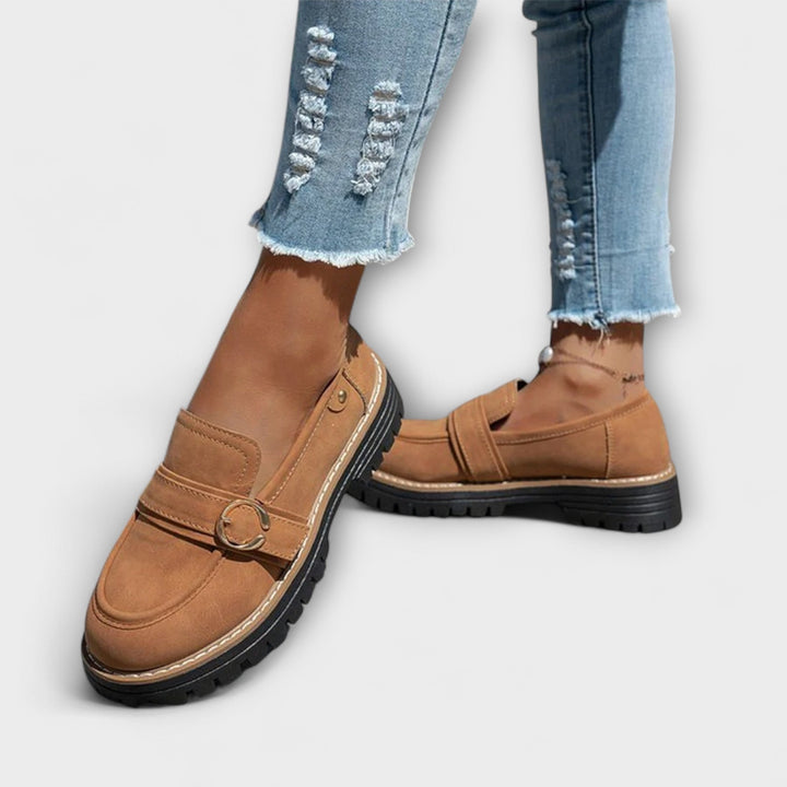 Lora™ | Casual Instappers met Ronde Neus